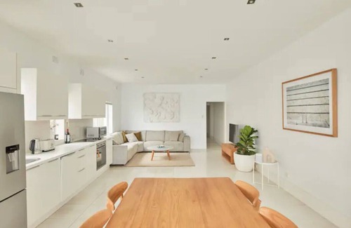 Sydney Apartment | Oceanfront Tamarama Apartment: Best View in Sydney