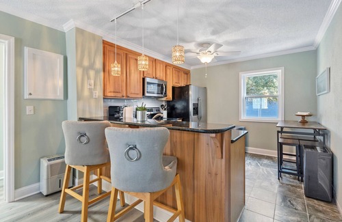 McCutcheon Field Condo | Oceanfront Condo with Private Balcony + Linens Provided for a Relaxing Stay