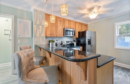 McCutcheon Field Condo | Oceanfront Condo with Private Balcony + Linens Provided for a Relaxing Stay