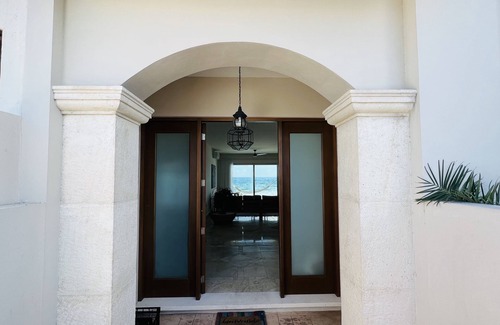 Isla Mujeres House | Oceanfront Villa with heated pool. 💀🌺 Don’t miss Día de los Muertos on Isla. n