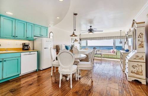 Downtown Honolulu Condo | Oceanfront w/Sunset Views Condo at the Colony Surf Full Kitchen and Parking