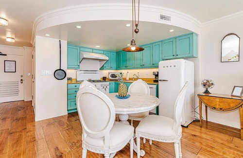 Downtown Honolulu Condo | Oceanfront w/Sunset Views Condo at the Colony Surf Full Kitchen and Parking