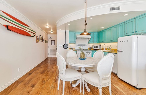 Downtown Honolulu Condo | Oceanfront w/Sunset Views Condo at the Colony Surf Full Kitchen and Parking