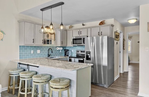 Emerald Isle Condo | Oceanside Condo w/Heated Indoor Pool, 2 Outdoor Pools, Beach Access & Bikes!