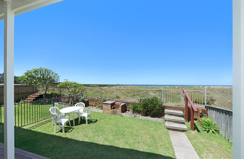 Avoca Beach Apartment | Oceanside - direct access to Avoca Beach