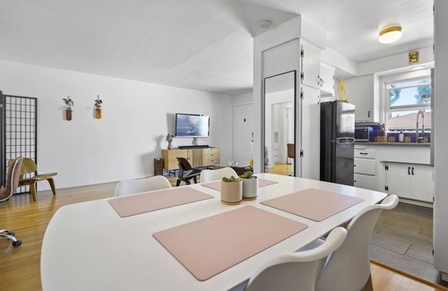 Alamitos Beach Apartment | Oceanside Hermosa, 1 Minute Walk to the Beach, Parking, Kitchen, AC, Fit 4 Guest