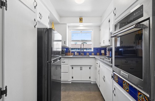Alamitos Beach Apartment | Oceanside Hermosa, 1 Minute Walk to the Beach, Parking, Kitchen, AC, Fit 4 Guest