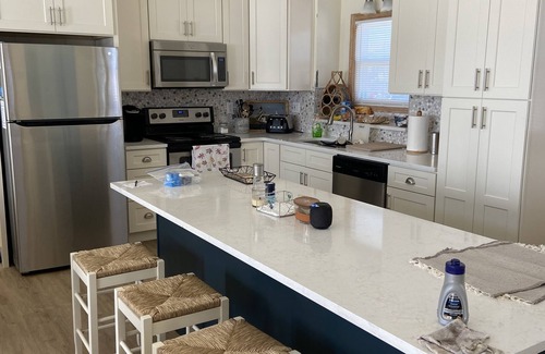 Duck Cottage | Oceanside in Duck. 170 Yds to Bch, Keyless entry, linens included. owner operate