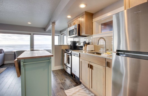 Oceanside Condo | Oceanside Inn 1: Oceanfront w/2 primary suites!