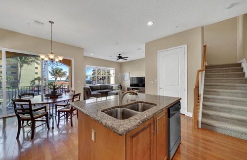 Hutchinson Island South House | OCEANSIDE TOWNHOME ON HUTCHINSON ISLAND. GATED, POOL, SPA, GYM, BEACH ACCESS