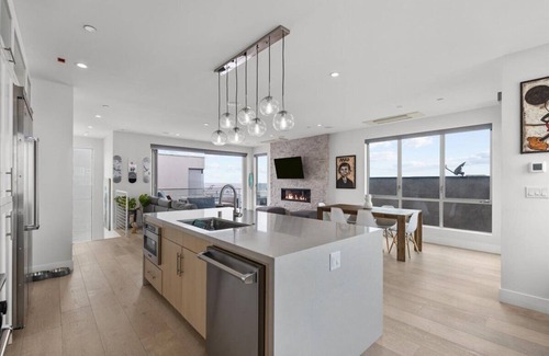 El Porto House | Oceanview 3BR Oasis, Steps To Manhattan Beach For 6 Guests