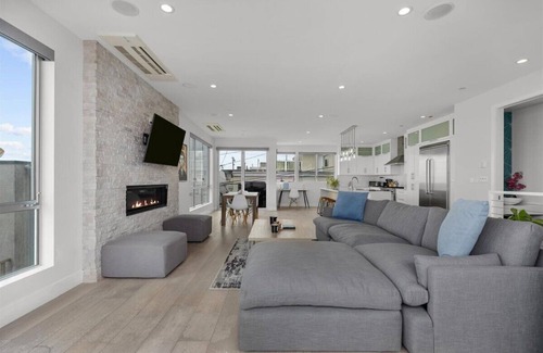 El Porto House | Oceanview 3BR Oasis, Steps To Manhattan Beach For 6 Guests