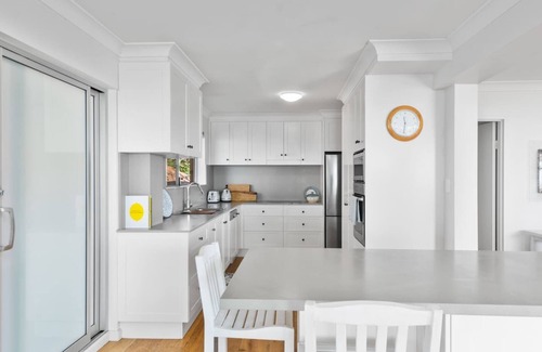 Wollongong CBD Apartment | Oceanview Escape Idyllic Beachfront Dreaming