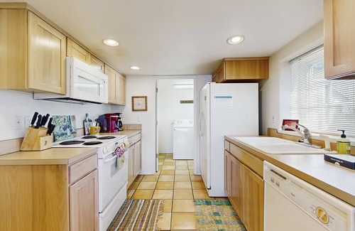 Oceanside Apartment | Oceanview Escape with Sweeping Views and Easy Beach Access