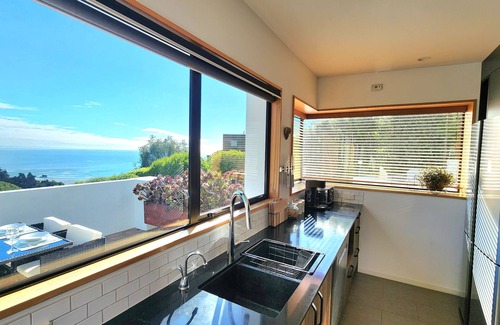 Christchurch House | Oceanview Luxury 3-Bedroom Family Retreat