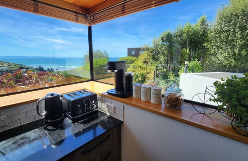 Christchurch House | Oceanview Luxury 3-Bedroom Family Retreat