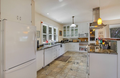 Albion House | Oceanview property with free WiFi, cable, private hot tub, & gas grill