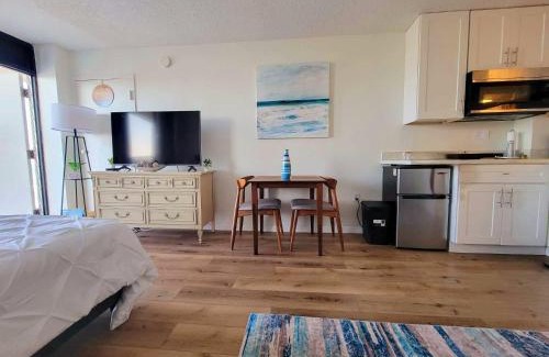 Daytona Beach Apartment | Oceanview Studio Condo w Balcony - Castaways Beach Resort