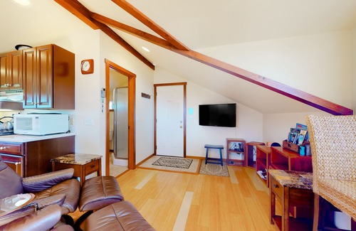 Elk Apartment | Oceanview studio near town and the beach with fireplace, full kitchen & deck