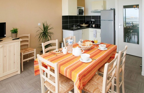 Plougasnou Apartment | Odalys Domaine des Roches Jaunes by Interhome