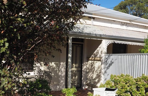 Parkside Cottage | Odeon Cottage - Harriett's Cottage Accommodation