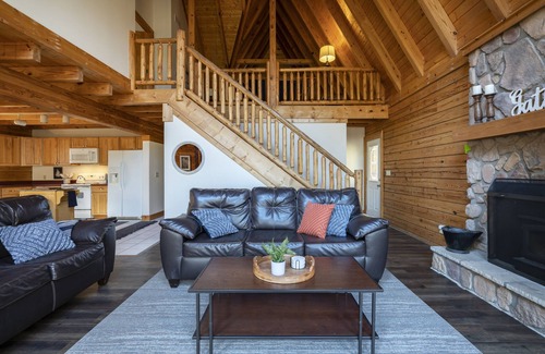 South Bloomingville Ski Chalet | ❤️ of Hocking Hills 🌲 Hot Tub, Wifi, Close to Trails + Caves, 11 Secluded Acres