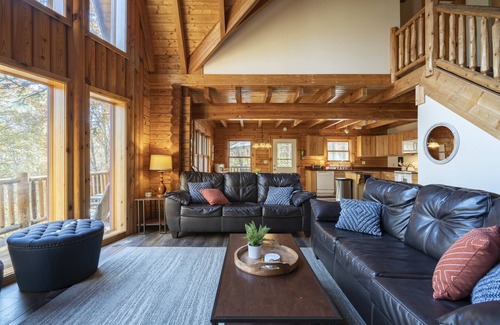 South Bloomingville Ski Chalet | ❤️ of Hocking Hills 🌲 Hot Tub, Wifi, Close to Trails + Caves, 11 Secluded Acres