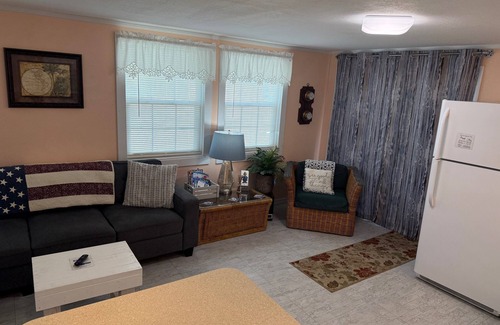 Steinhatchee House | Off Duty Retreat ~ Sleeps 10, Screen Porch, Plenty of Parking, Blackstone Grill