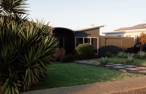 Middleton House | Offshore Beach House - Wi-fi & linen included