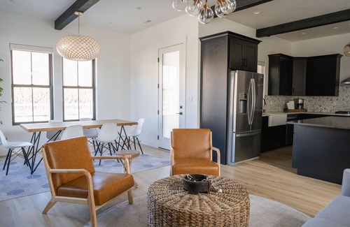Palisade House | Oh, the views! Palisade’s premier home away from home.