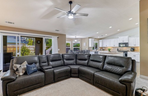 Redding House | Ohana Landing : WaterSide Spa* AirH0ckey