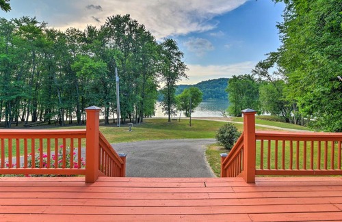 Battletown House | Ohio River Views Home with Fireplace and Deck!