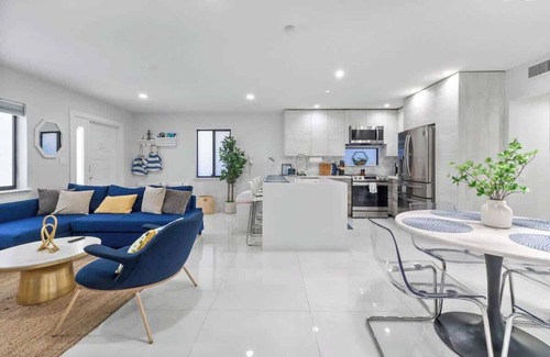 Hollywood House | Oia Villa "Jewel By the Sea"