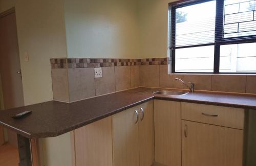 Eikenbosch House | Ojong's Guesthouse Ridgeworth - Bellville