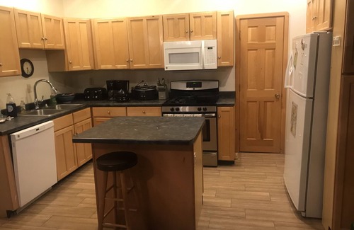 Ludlow House | Okemo Family Ski House - Sleeps 13 - Walk to Sachem trail - 100 yds
