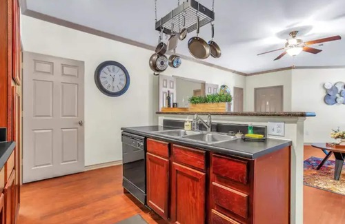 Downtown Oklahoma City Apartment | Oklahoma City "Oasis"🤩 *Pool*Cabanas*Firepit 😃