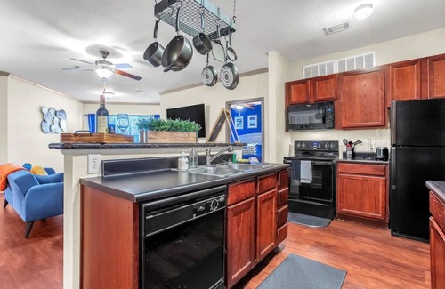 Downtown Oklahoma City Apartment | Oklahoma City "Oasis"🤩 *Pool*Cabanas*Firepit 😃