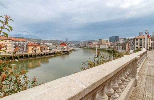 Basurto-Zorroza Apartment | Olabeaga urban design apartment with wifi