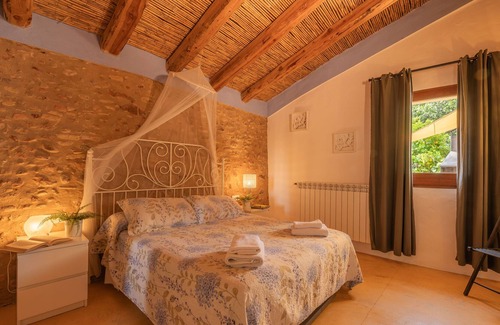 Sant Esteve de Guialbes House | Old barn restored between Girona and Figueres, just 20 minutes from the sea