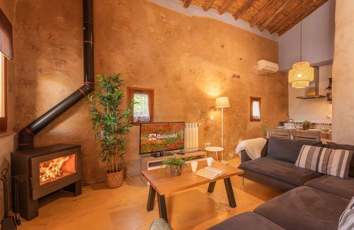 Sant Esteve de Guialbes House | Old barn restored between Girona and Figueres, just 20 minutes from the sea