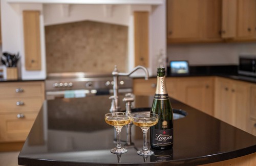 Kingussie Cottage | OLD DISTILLERY LODGE, pet friendly, with hot tub in Kingussie
