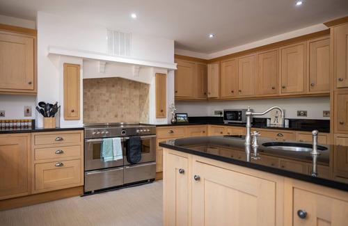 Kingussie Cottage | OLD DISTILLERY LODGE, pet friendly, with hot tub in Kingussie