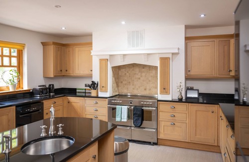 Kingussie Cottage | OLD DISTILLERY LODGE, pet friendly, with hot tub in Kingussie