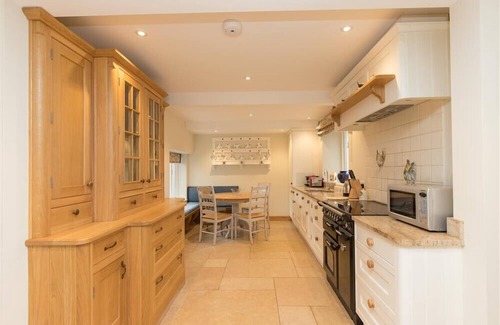 Windermere Cottage | OLD DROOMER, pet friendly, with open fire in Windermere