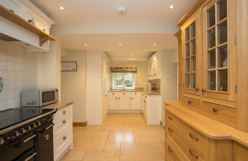 Windermere Cottage | OLD DROOMER, pet friendly, with open fire in Windermere