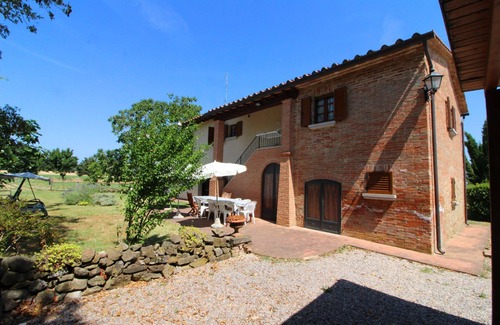 Foiano della Chiana Villa | Old farmhouse with private swimming pool and large outdoor area. Situated near the village of Foiano