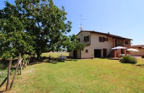 Foiano della Chiana Villa | Old farmhouse with private swimming pool and large outdoor area. Situated near the village of Foiano