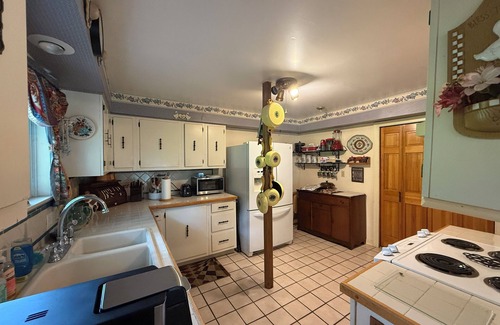 Hardy House | Old Hardy Town - Large Victorian-Style 4 Bedroom Home - Near Spring River