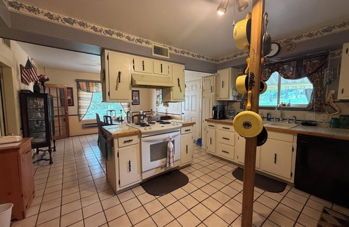 Hardy House | Old Hardy Town - Large Victorian-Style 4 Bedroom Home - Near Spring River