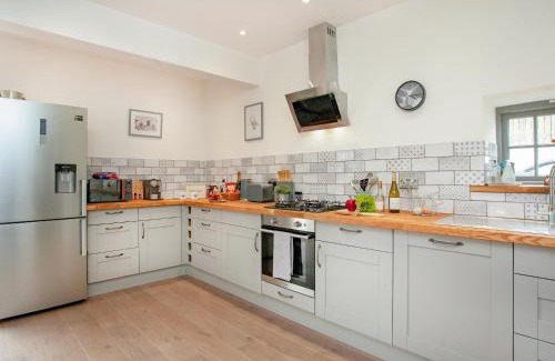Honiton House | Old Highwood - Hog End